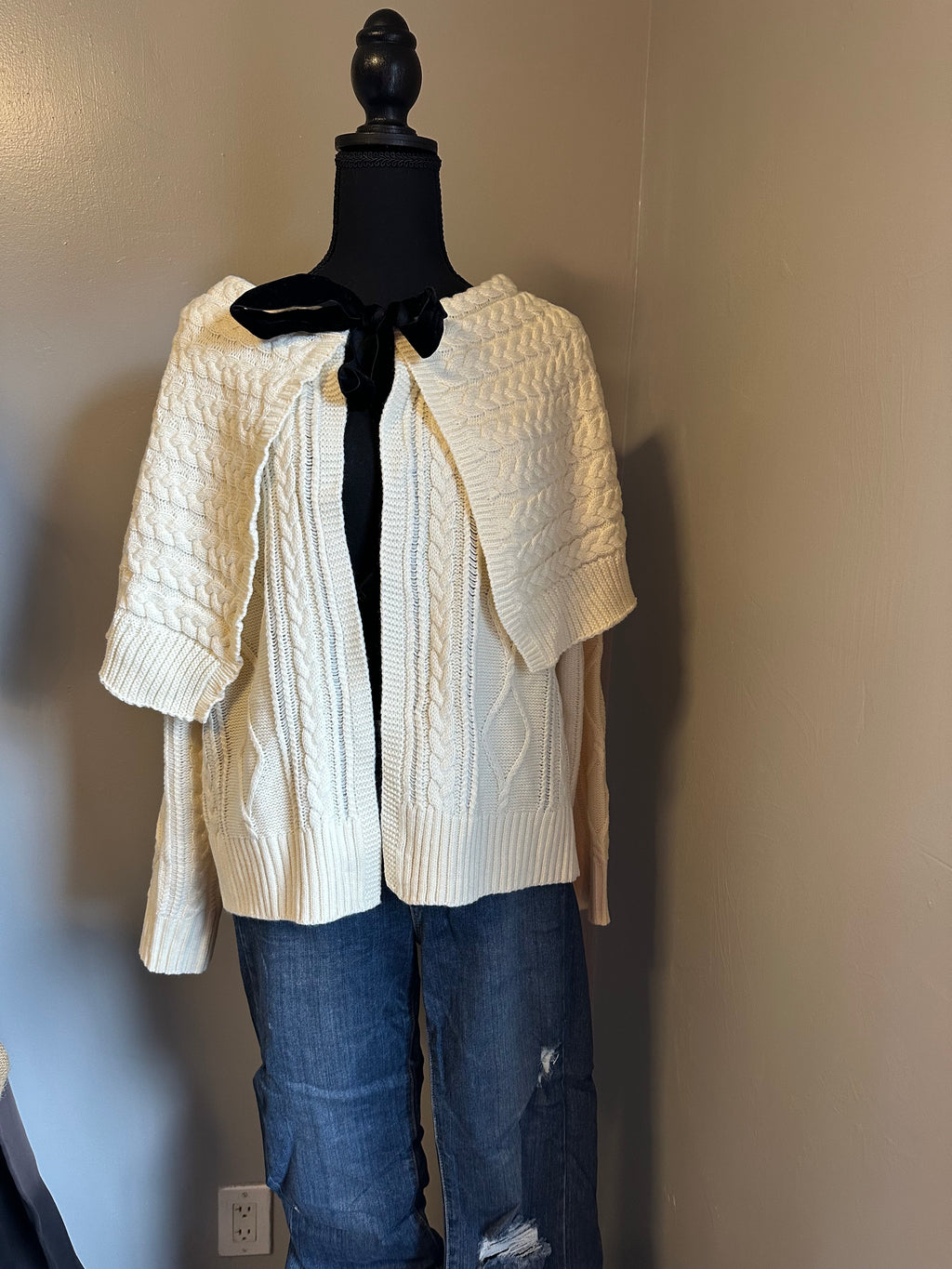 Cable knit cardigan with velvet black bow